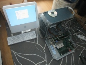 Photo présentant le G4 ouvert relié en FireWire au iMac G5