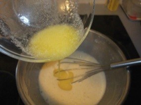 On verse le beurre fondu dans le mélange