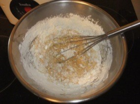Le cul de poule avec la farine sur le mélange oeufs-sucre