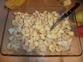 Bananes et pommes dans le plat