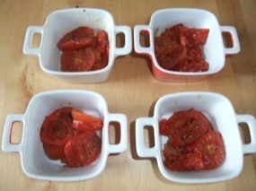 Photo des ramequins avec les tomates disposées au fond