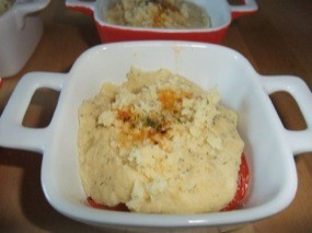La pâte à crumble est décorée d'aromates et d'un peu de jus de tomates cuites