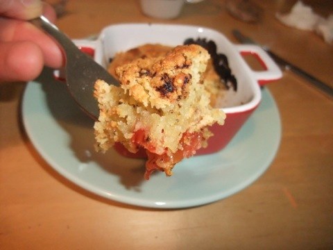 La pâte à crumble est bien cuite ; un peu craquante en surface et moelleuse (comme coeur - Private Joke) en dessous.