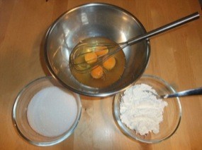 Les 4 oeufs dans un cul de poule - les 90g de Maïzéna dans un bol - les 150g de sucre en poudre dans un bol