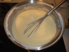 Mélange oeufs, maïzéna, lait, sucre dans la casserole